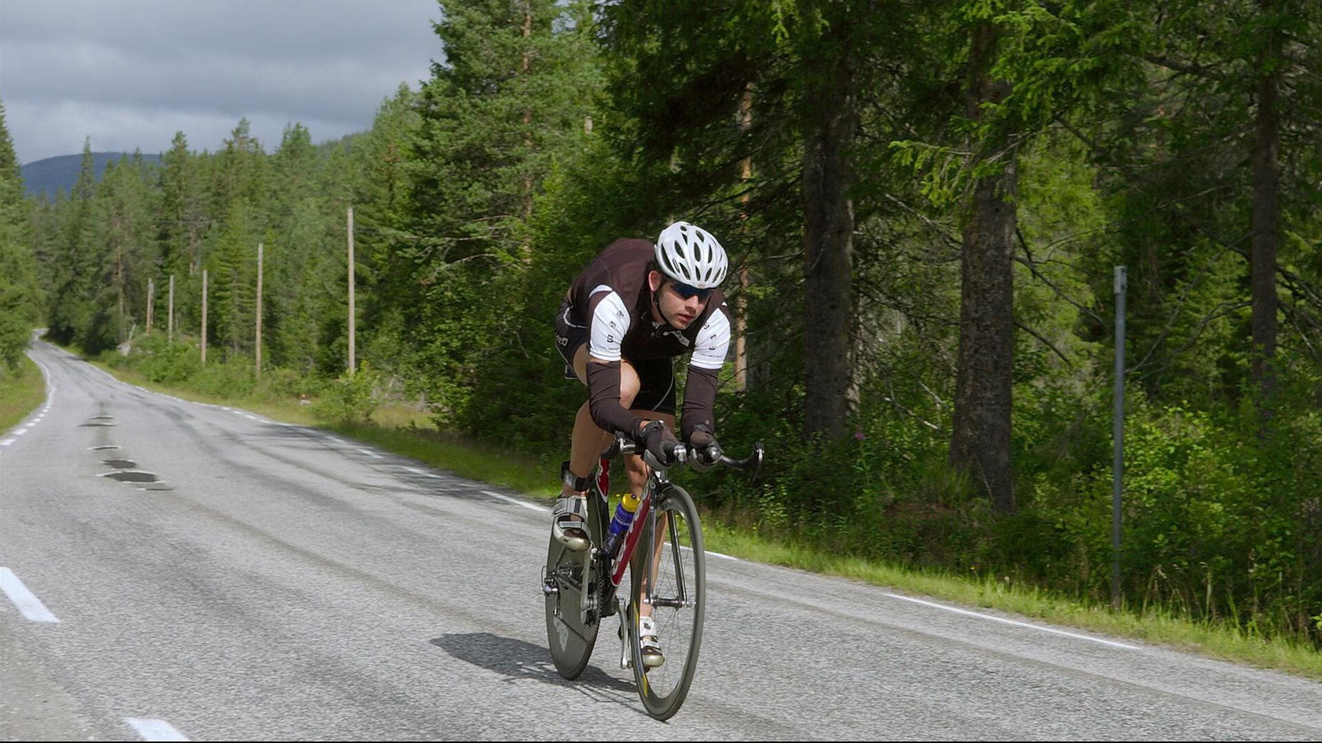 城市摩托车特技表演，极速飞跃引爆现场氛围，摩托车特技表演赛