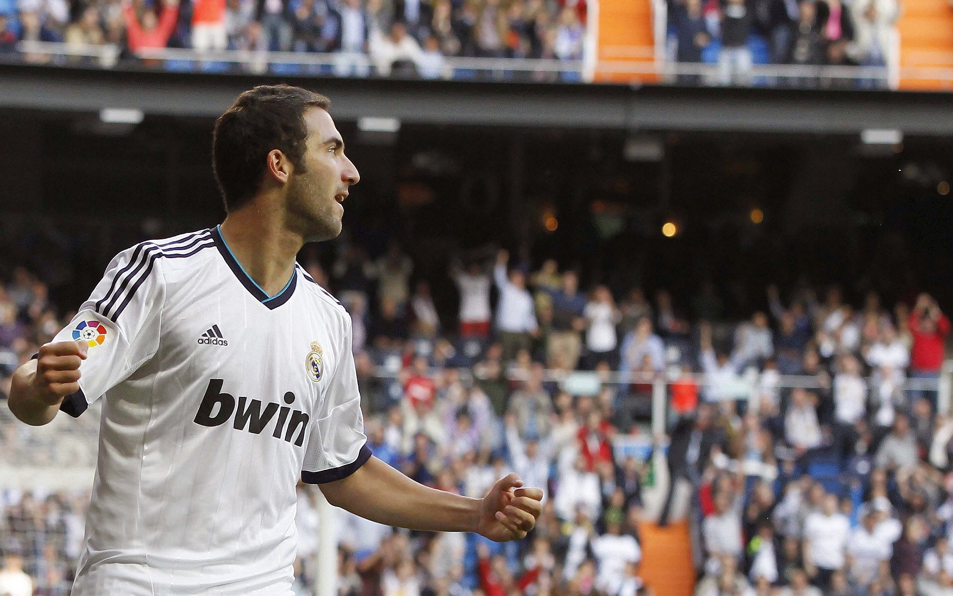 社交媒体热议国足比赛，话题不断，国足热评